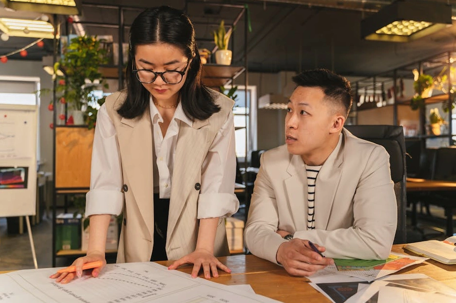 Dirigente in un ufficio moderno che pianifica una strategia su un progetto